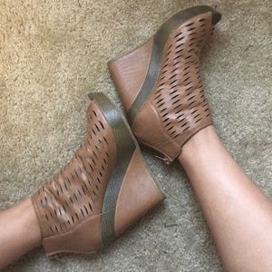 Bucco Meika Wedge Bootie- Tan | Size 8
